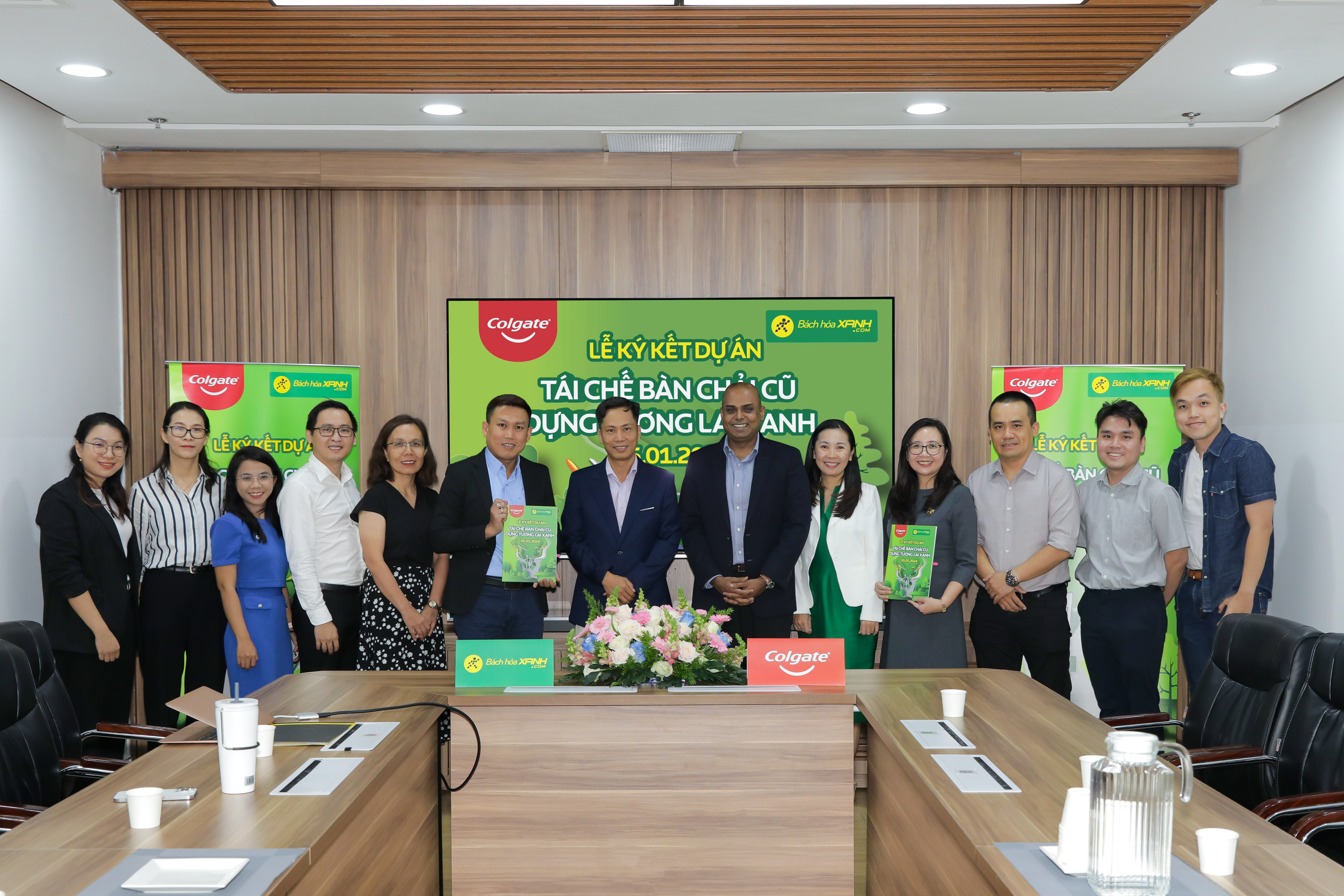 Bach Hoa Xanh collaborates with Colgate VN on a collection and recycling project for used toothbrushes to protect the environment and promote a circular economy.